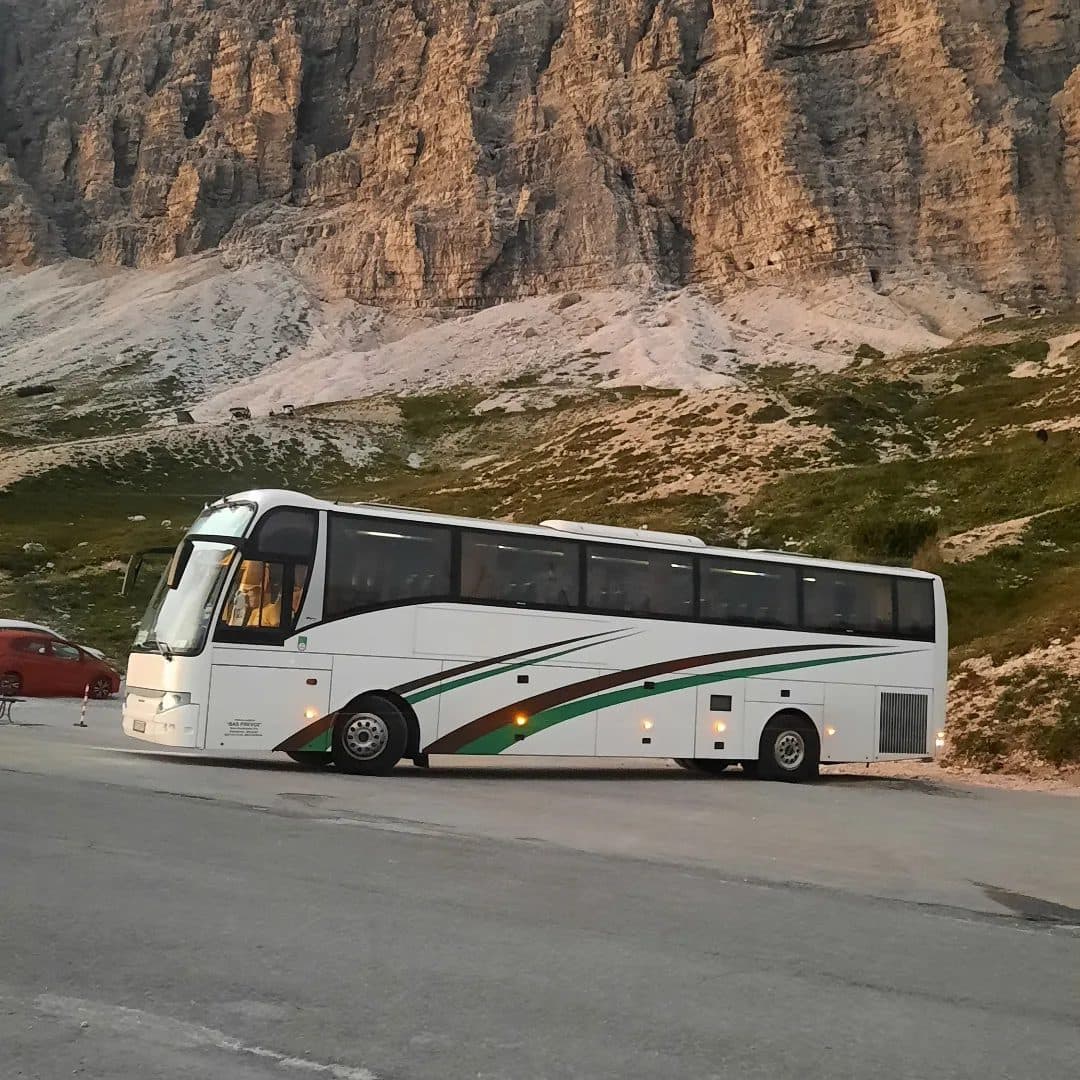 Beli autobus BAS PREVOZ u Dolomitima