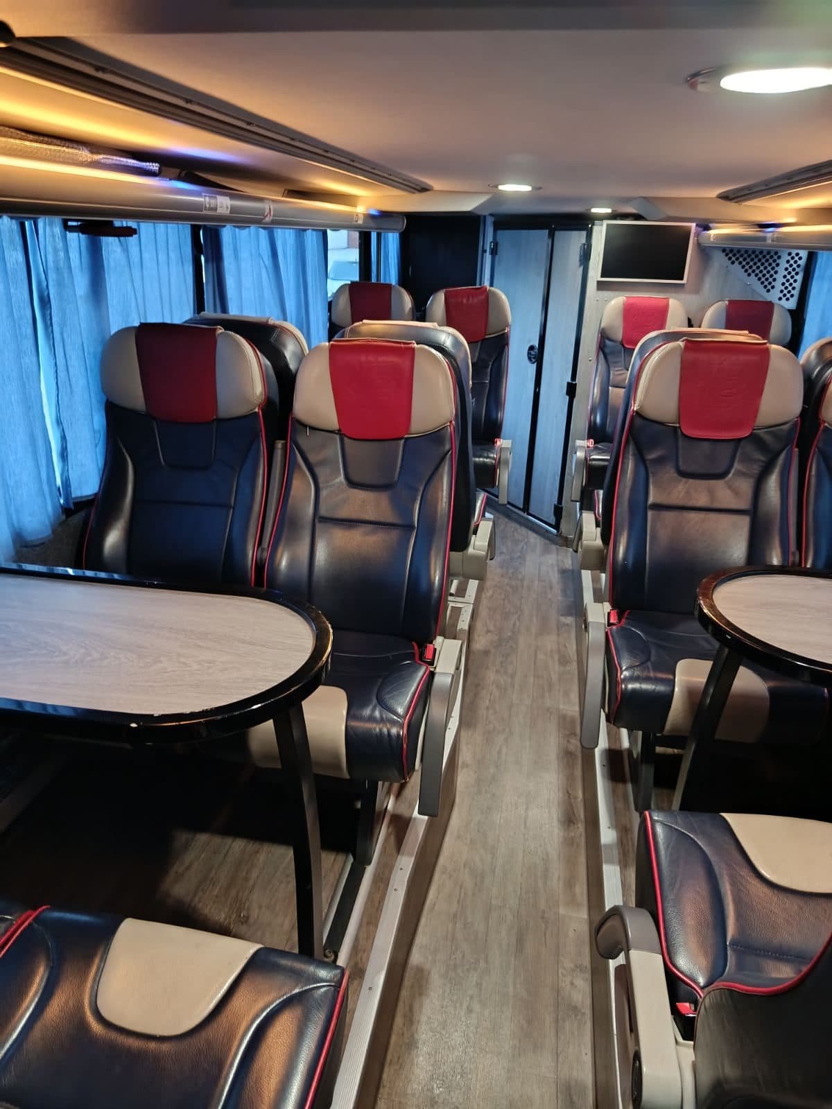 Separe sa kožnim sedištima i stolom u VIP autobusu