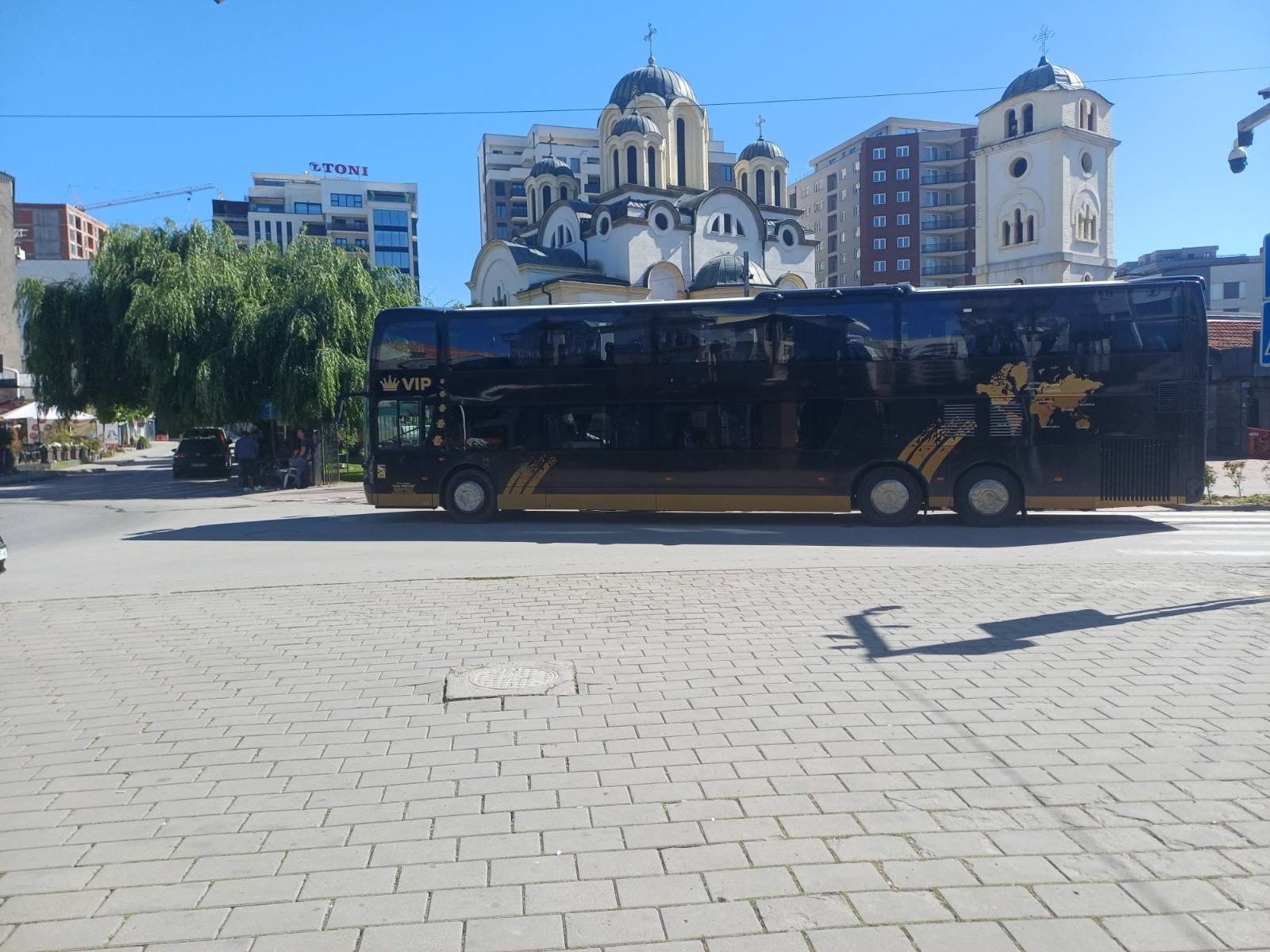 VDL Synergy VIP ispred crkve u gradu