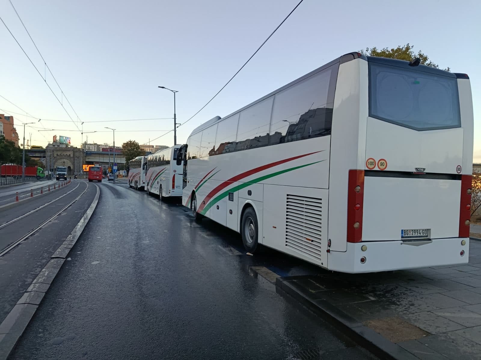 Beli autobusi BAS PREVOZ parkirani uz tramvajske šine u Beogradu