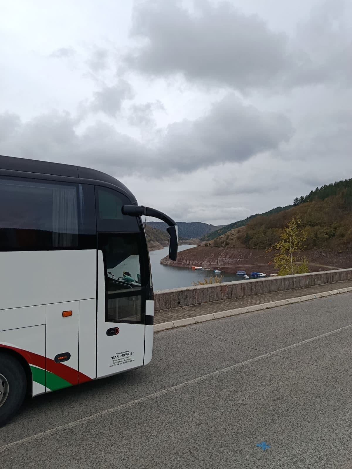 Beli autobus BAS PREVOZ iznad Uvačkog jezera