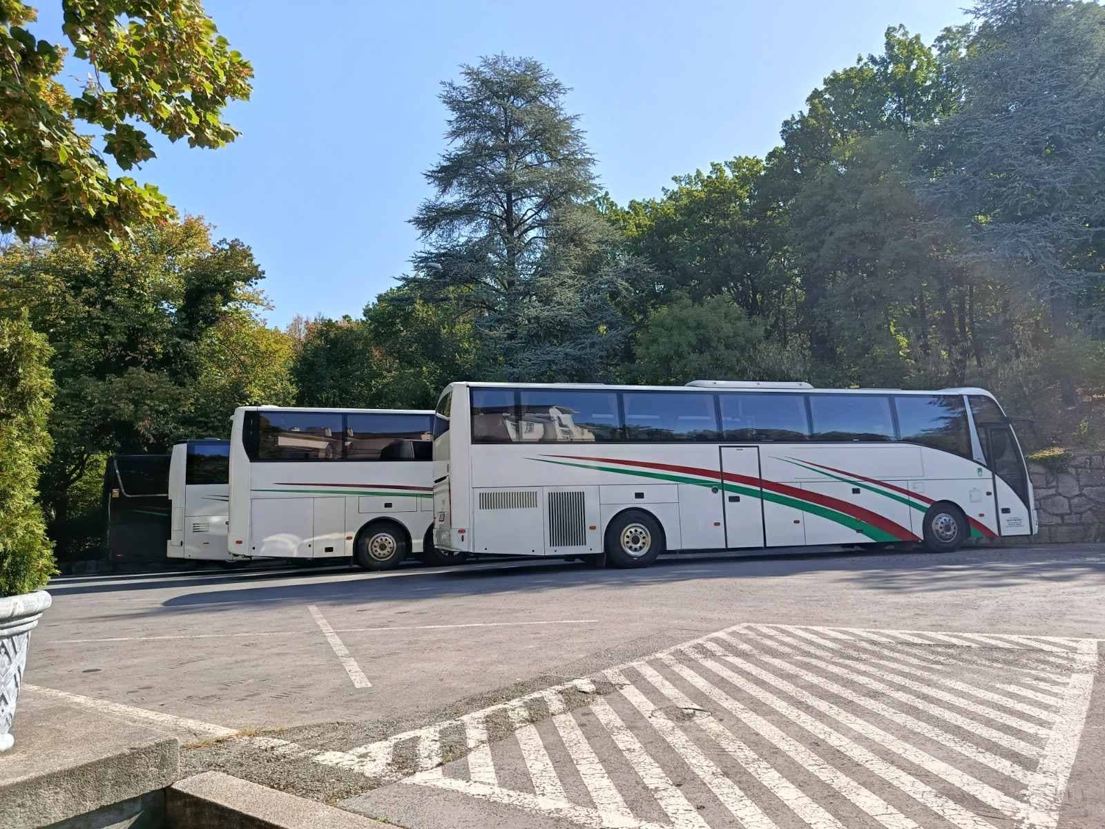 Dva bela autobusa BAS PREVOZ parkirana u parku